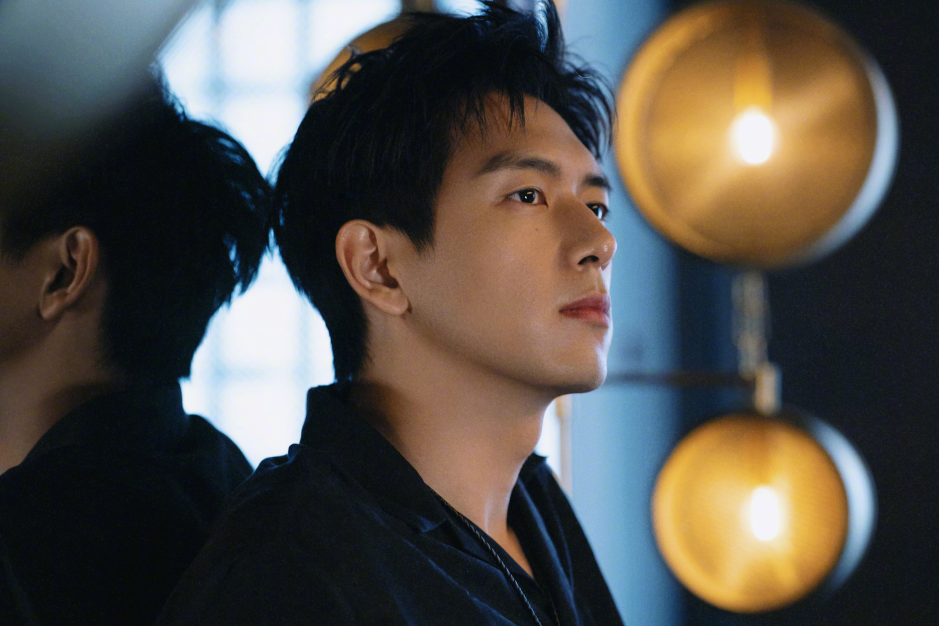 李现上海活动#范思哲全球香水代言人李现ing现身品牌活动,选择了姨鬃