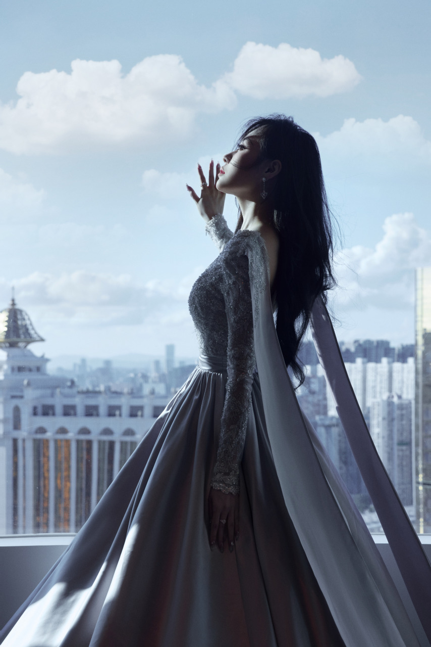 韵律流转,斑斓光影里歌唱.@张靓颖