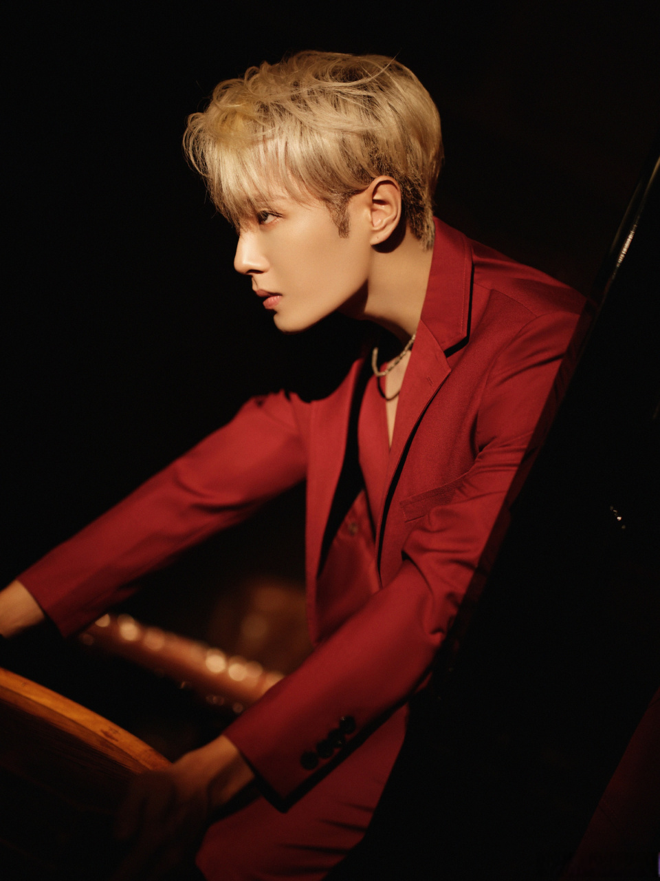 李汶翰金发红西装造型[生日蛋糕]李汶翰乐华家族演唱会出发图