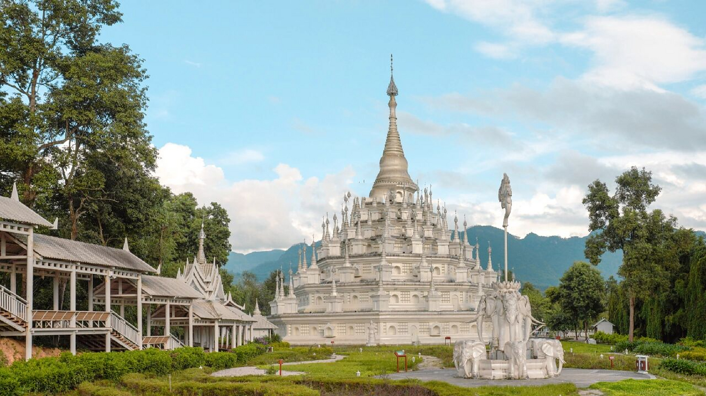 芒市-勐焕金塔银塔 芒市在大多数人眼中都觉得很陌生,傣语称"勐焕",是