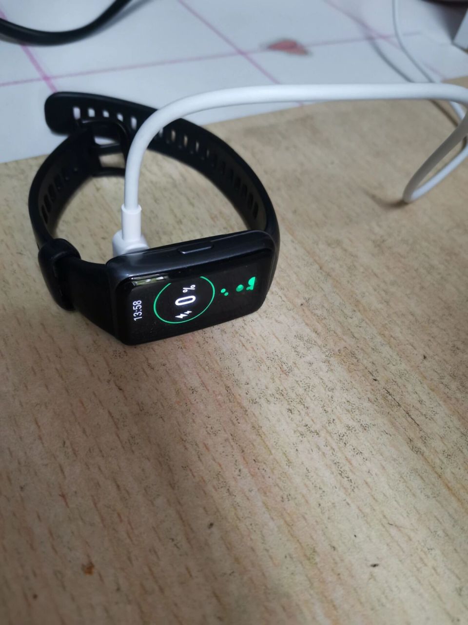 华为手环充不进电 牛!