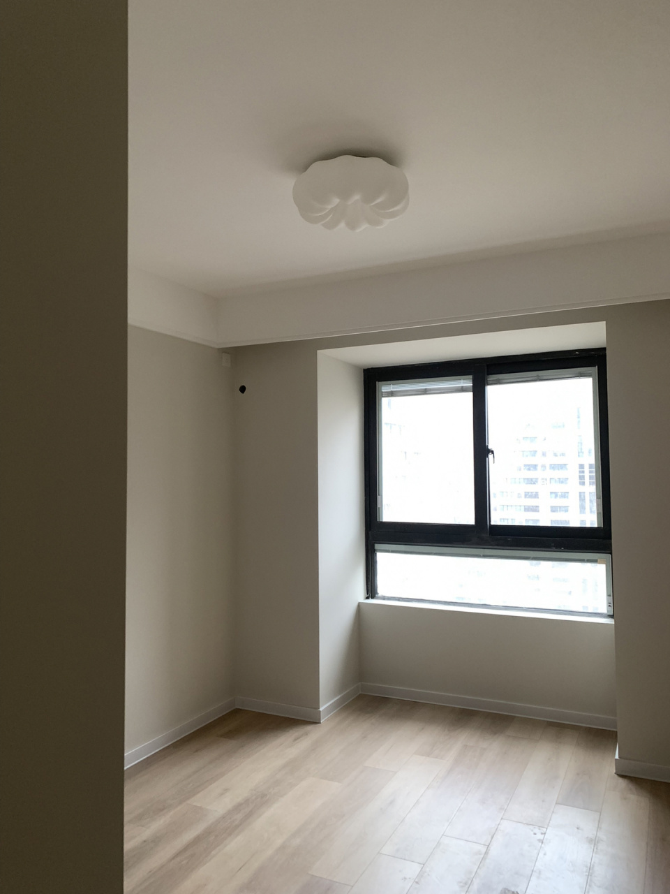 次卧砸掉飘窗  用来做晾衣区 主卧和次卧都有飘窗所以当时就决定砸一