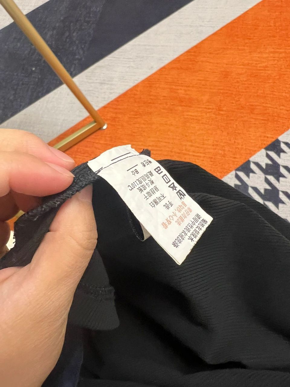 衣服标签扎人怎么处理啊 如题,这种标签,剪下来,剪不干净也会扎人,不