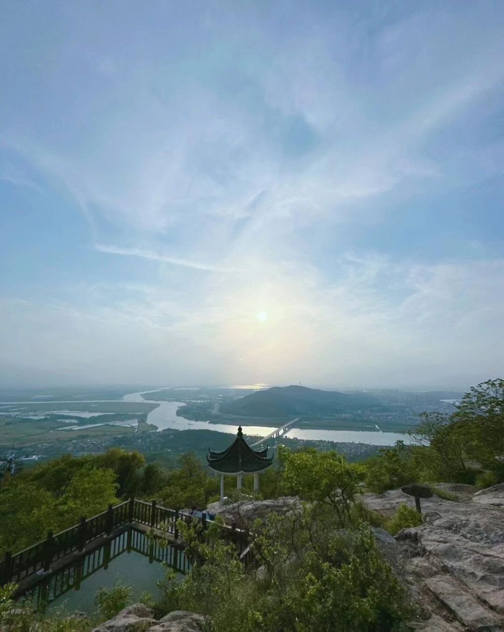 嗯——涂山 涂山是位于安徽省蚌埠市禹会区的山峰,距怀远县榴城镇东南