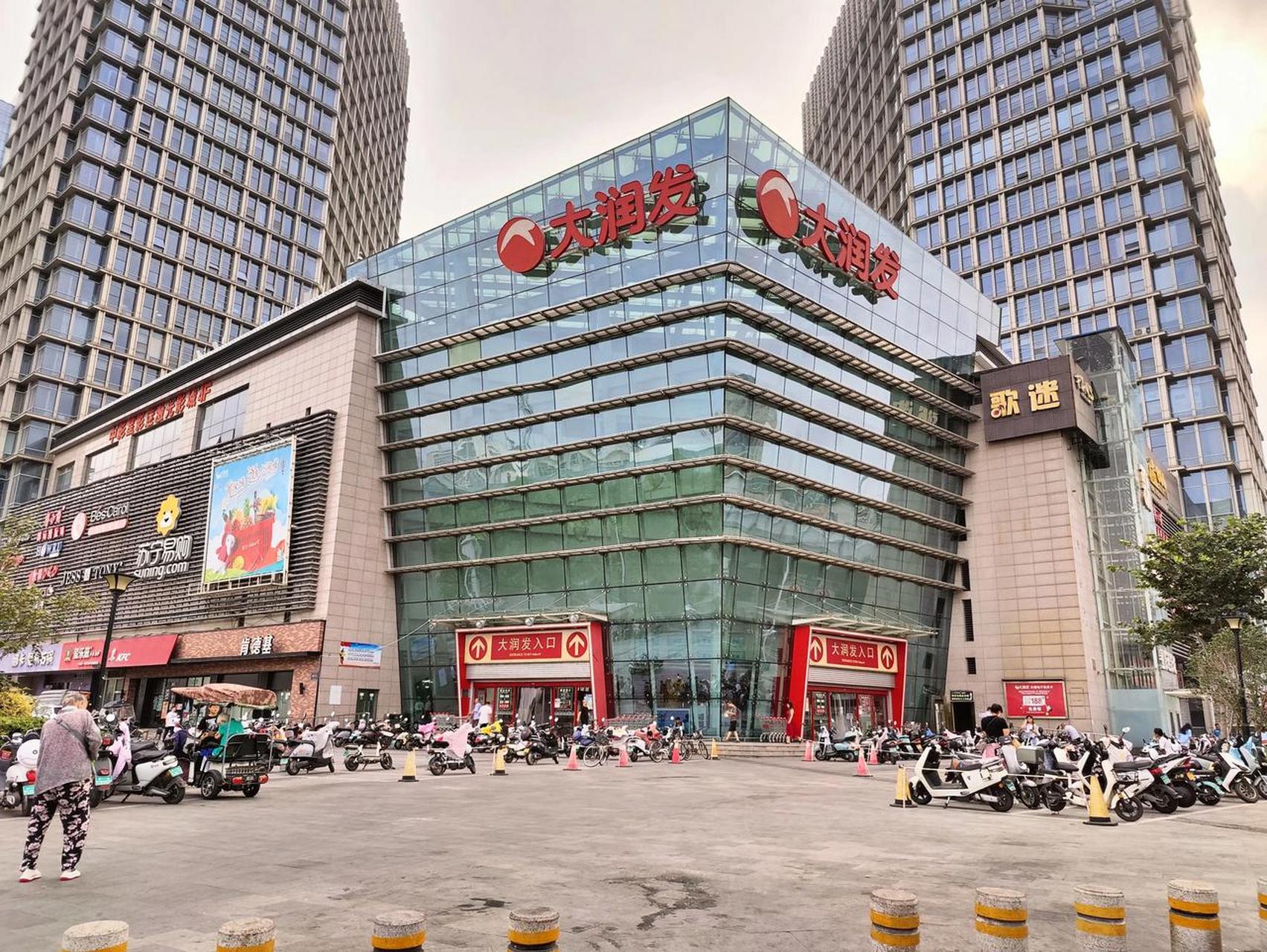 这是郑州市陇海路与紫荆山路交叉口东北角的大润发超市