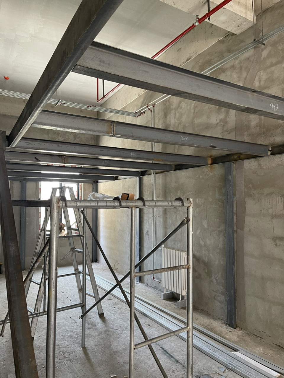 今天去看了看,工人已经把钢结构二层打出框架啦,商铺的房高是4.