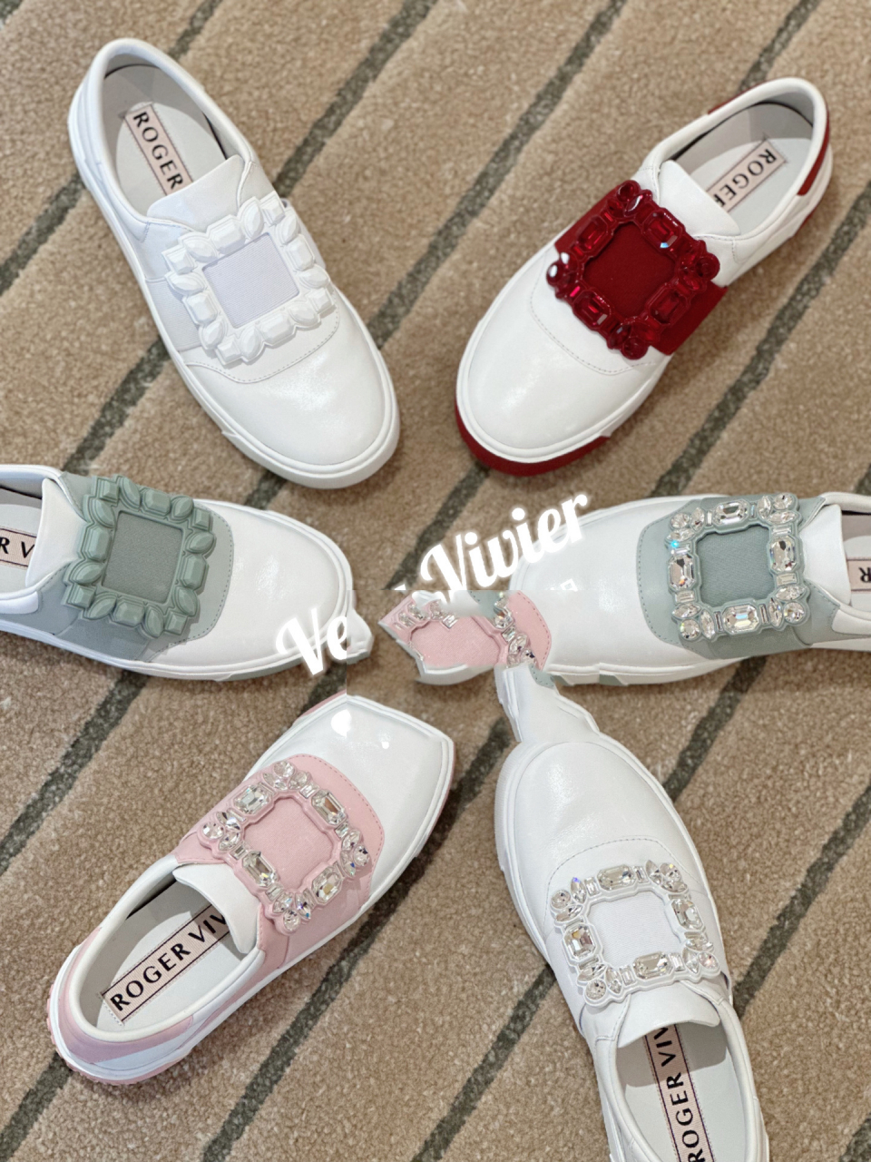 rv最新款小白鞋 本季新款简便运动鞋以鞋底花型图案令人眼前一亮 本款