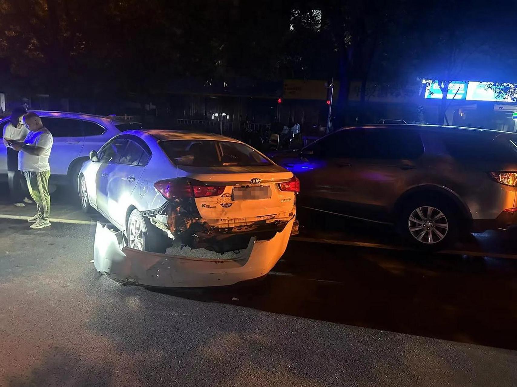 【醉驾撞2车又逃逸 交警16分钟破案】 7月3日凌晨