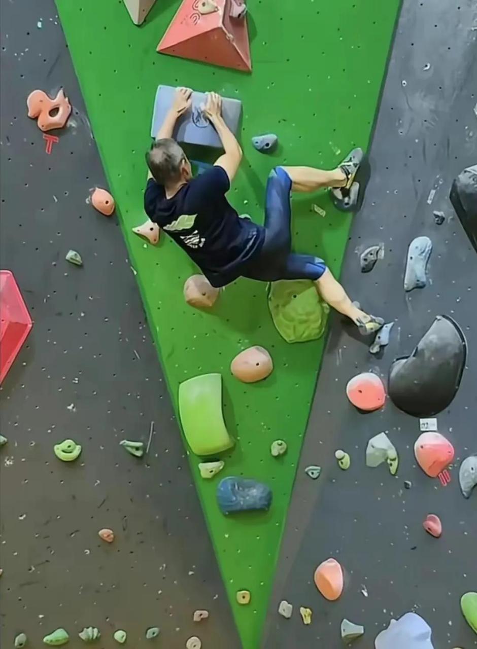 王石的徒手攀岩之旅:72岁仍在挑战极限!