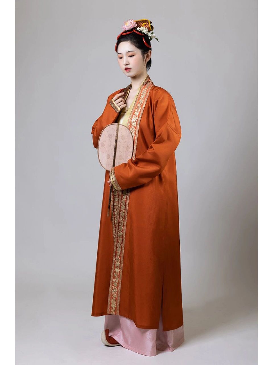 【装束复原】南宋仕女装束 南宋时期,服饰艺术延续了北宋晚期纤长紧窄