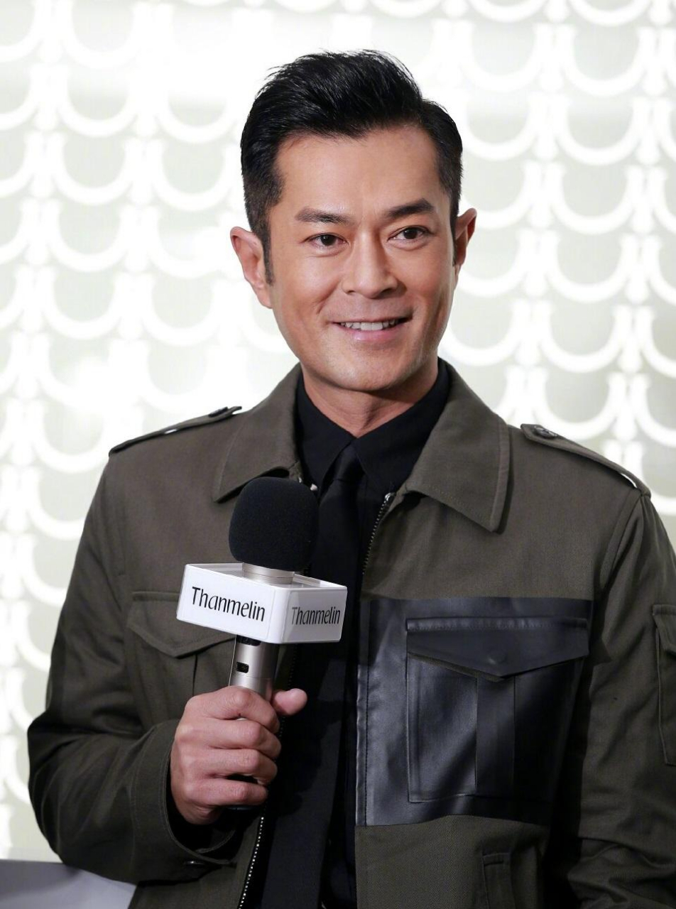 02 到了中年,在郭襄眼里看来,杨过的长相依然是这样的:清癯俊秀的