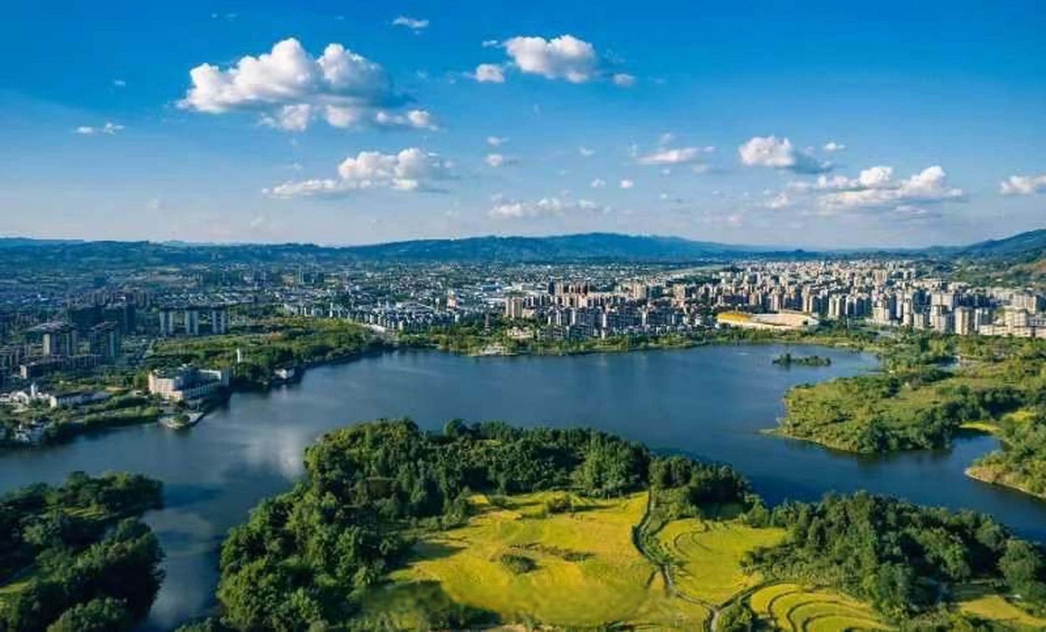 【#你的晚安请签收# |波光潋滟双桂湖】双桂湖位于重庆市梁平区.