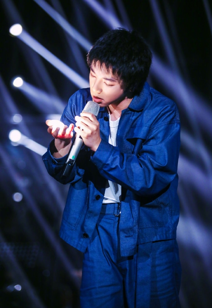 近日,《 #歌手# 当打之年》发布一组剧照,@华晨宇 身穿蓝色工装套装