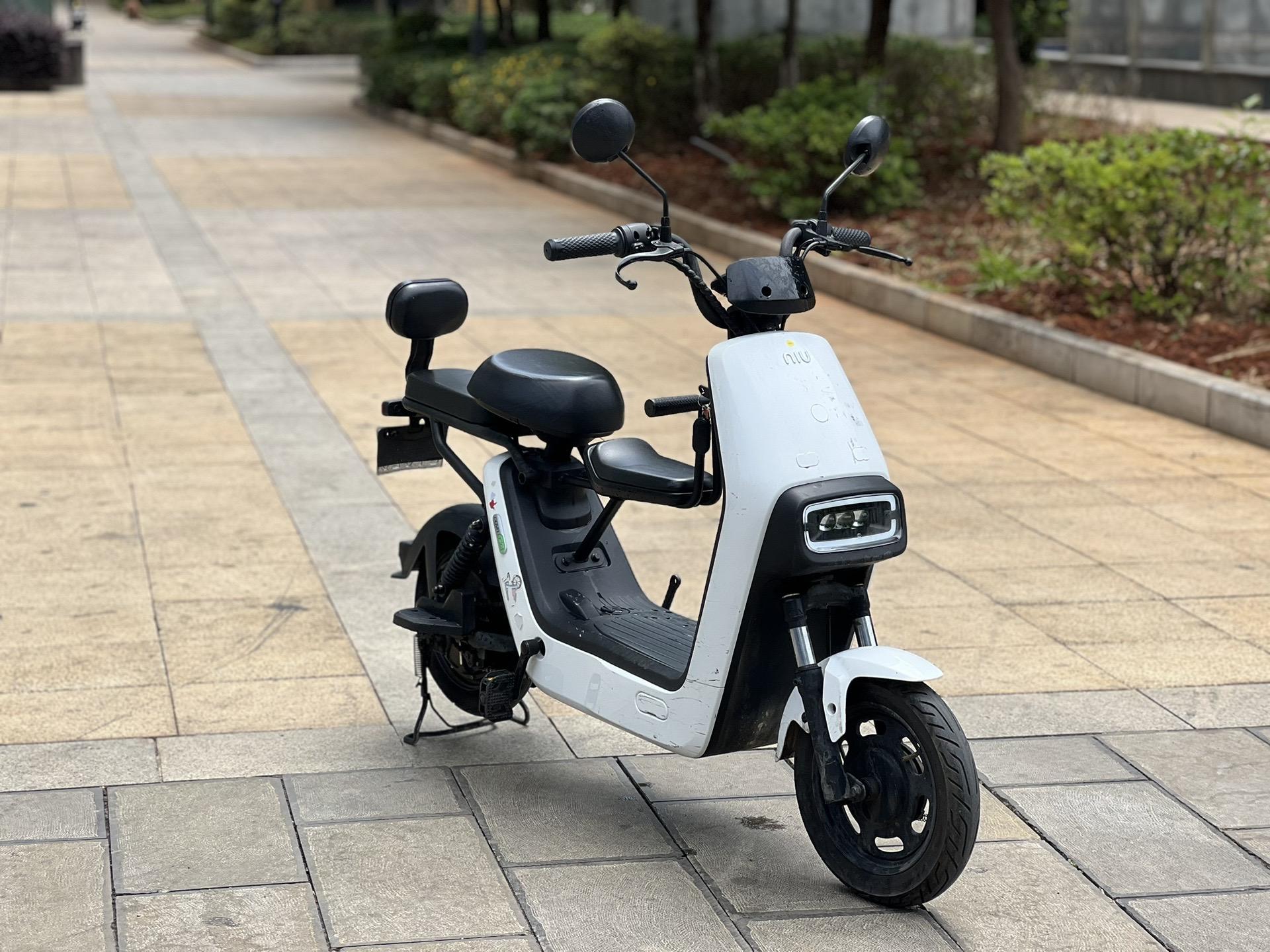 小牛国标电动车,小牛g0,新车带配件买成3000多块,不需要驾照,不存在