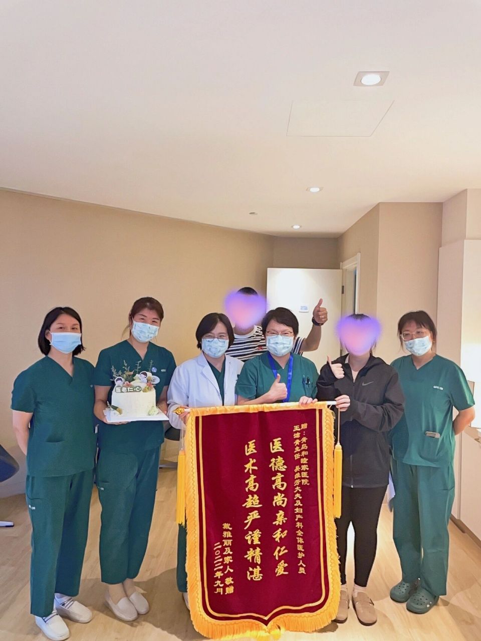 双胎宝爸宝妈送锦旗感谢我院妇产科医护人员 有一种情谊是在工作中