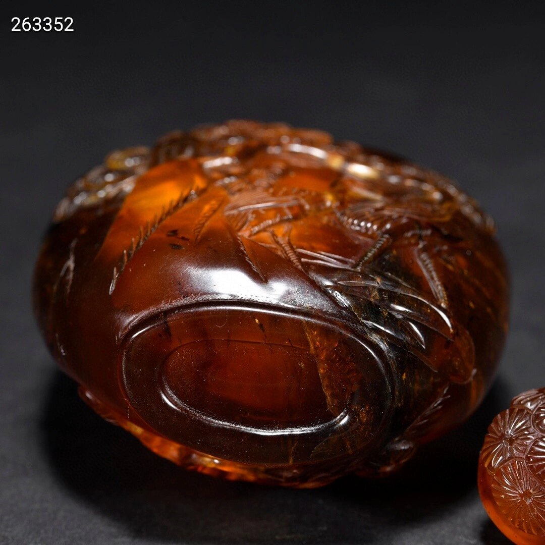 清代 老琥珀"松鹤延年"鼻烟壶. 规格:高9.5cm宽6.5cm重92g