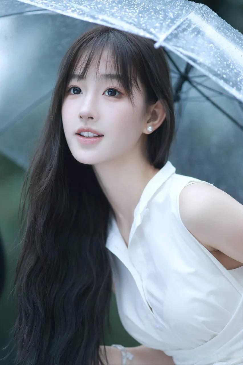 她是一位出尘脱俗的女子,一袭素白的长裙显得清丽脱俗.