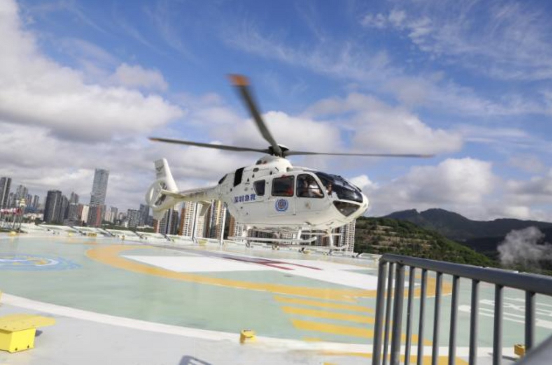 【深圳市急救中心新大楼启用】 6月27日,深圳市急救中心迎来新起点