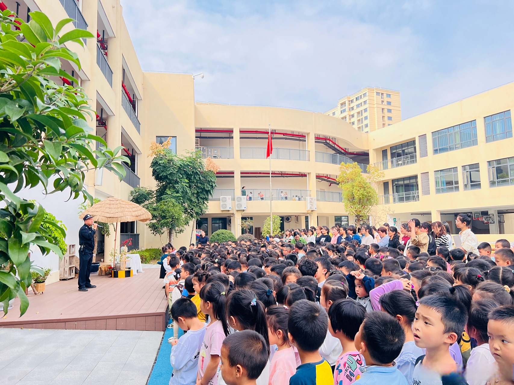 10月25日,东阳市公安局巍山派出所民警走进幼儿园开展反恐防暴应急