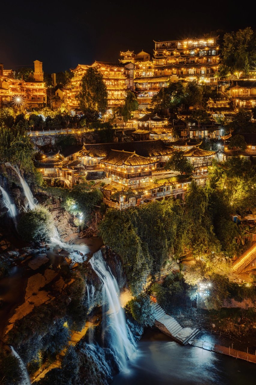 芙蓉鎮夜景 湖南湘西,芙蓉鎮的夜晚金碧輝煌與白天的古樸形成鮮明對比