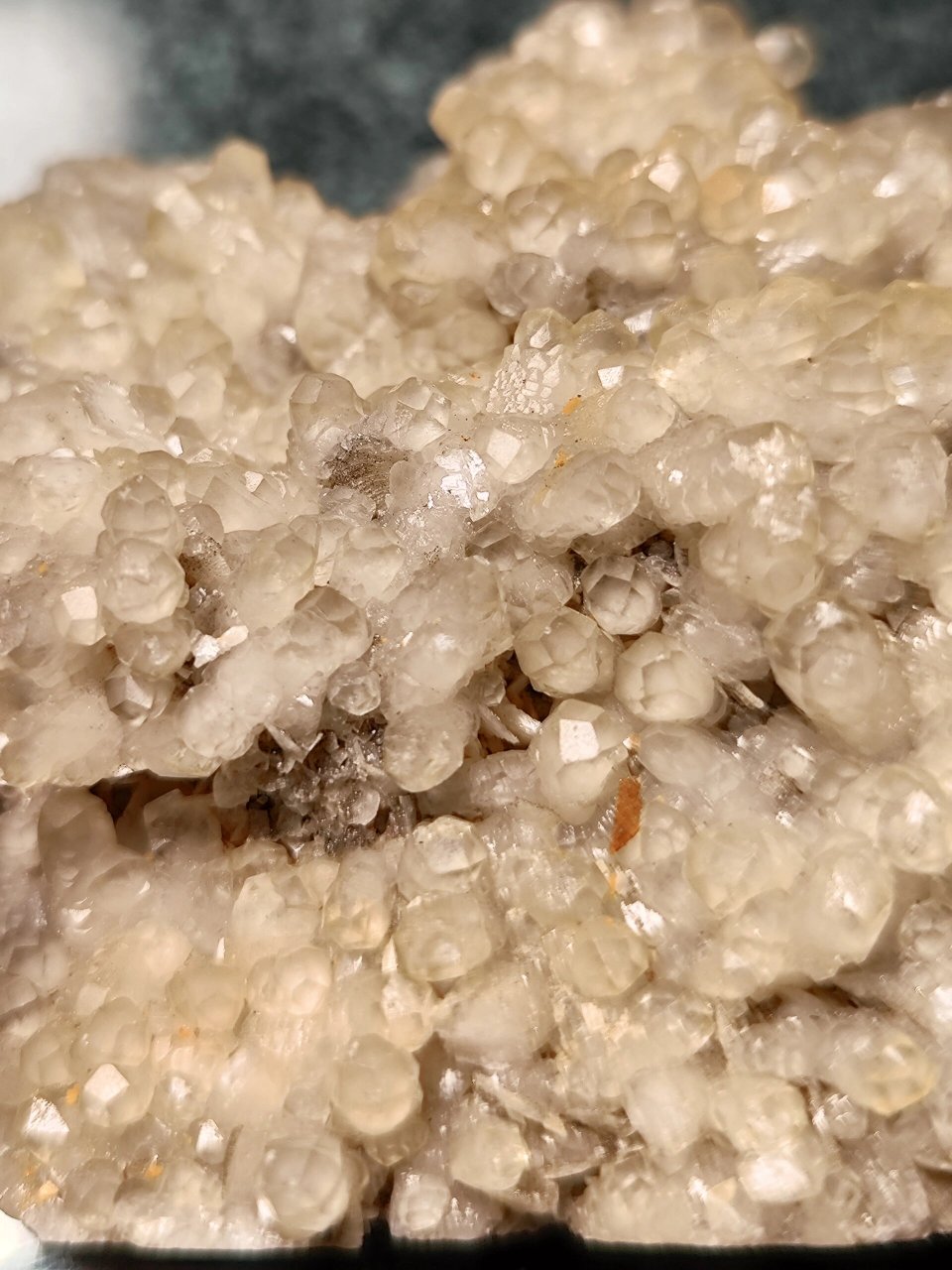 菱铁矿,白云石与方解石共生 底下是菱铁矿与白云石,上面又长了一层