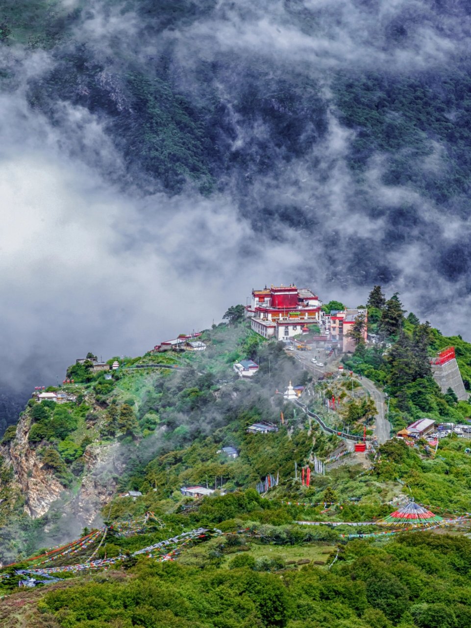 山南卡久寺 05卡久寺全称"吉祥隐修院",公元1570年所建,位于西藏山
