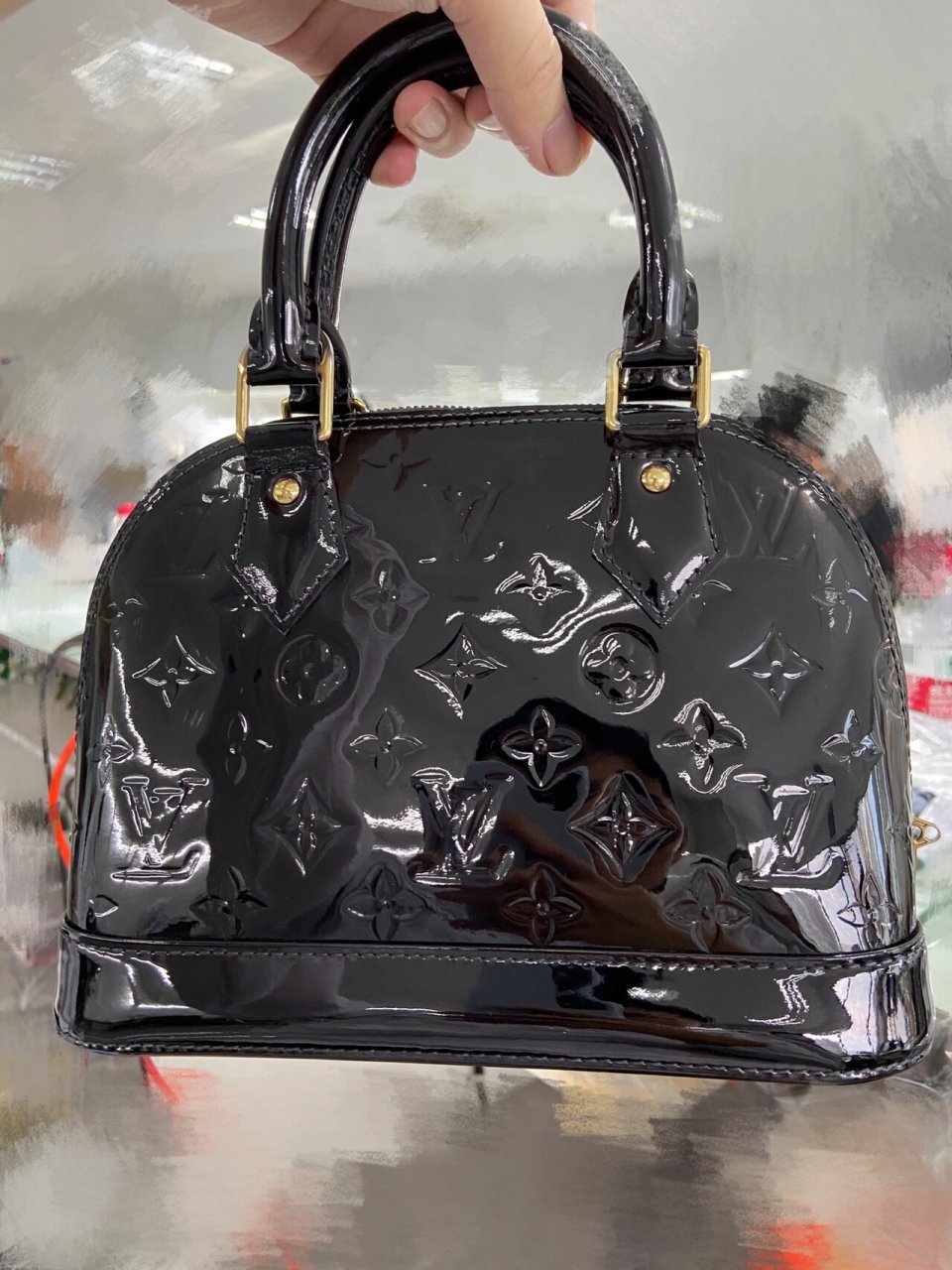 如何给自己的漆皮包包做改色spa 浅色的漆皮包包用久了不免发黄或者染