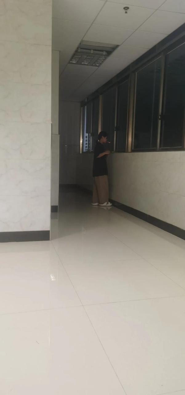 如果你的女朋友抽烟,你怎么劝说她把烟戒了女孩抽烟正常吗 说说你的女