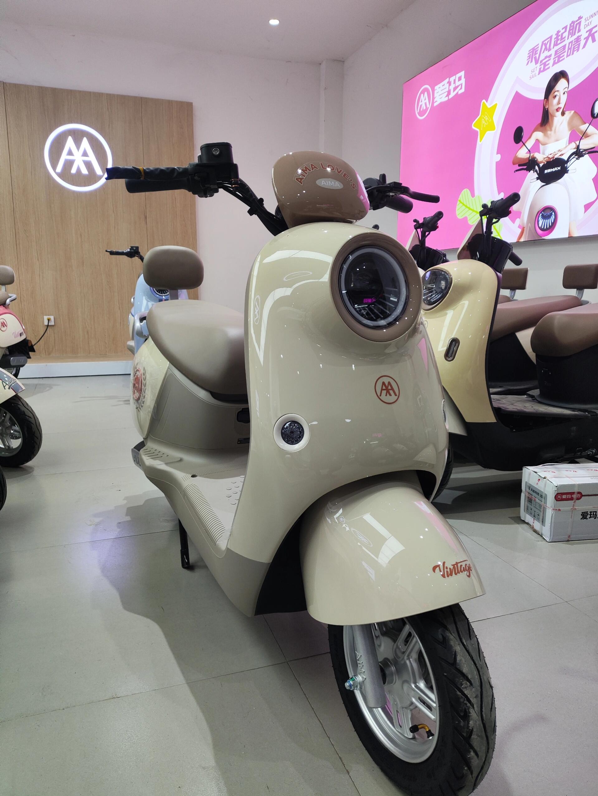 0-10朝阳真空胎 制动:前碟后鼓 价格:2999 电摩版本q601 电动自行车