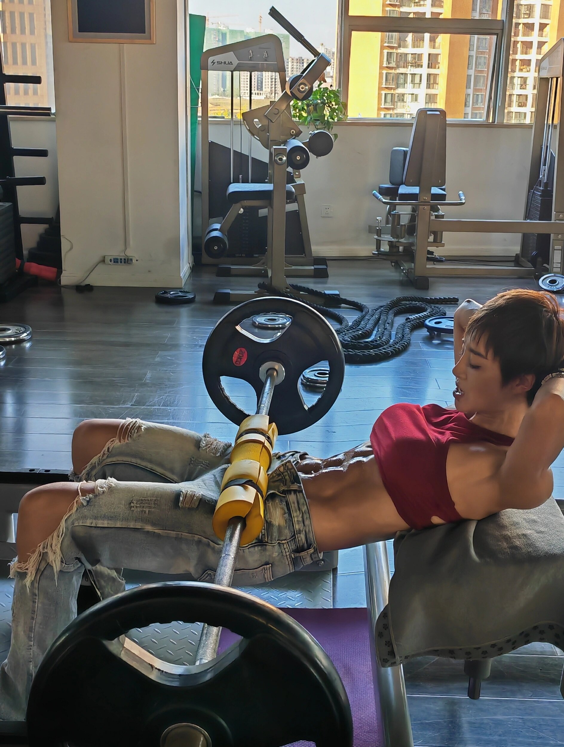 马甲线腹肌女孩