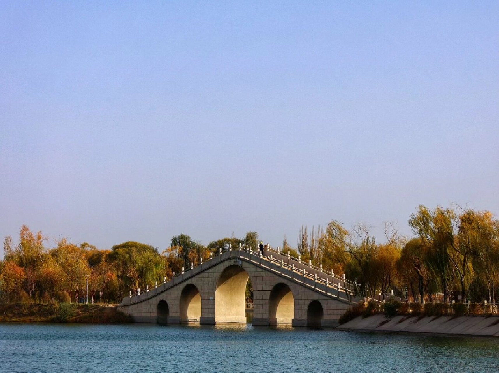 新疆和田昆仑湖公园 昆仑公园是和田地区最大的公园,占地88000平方米.