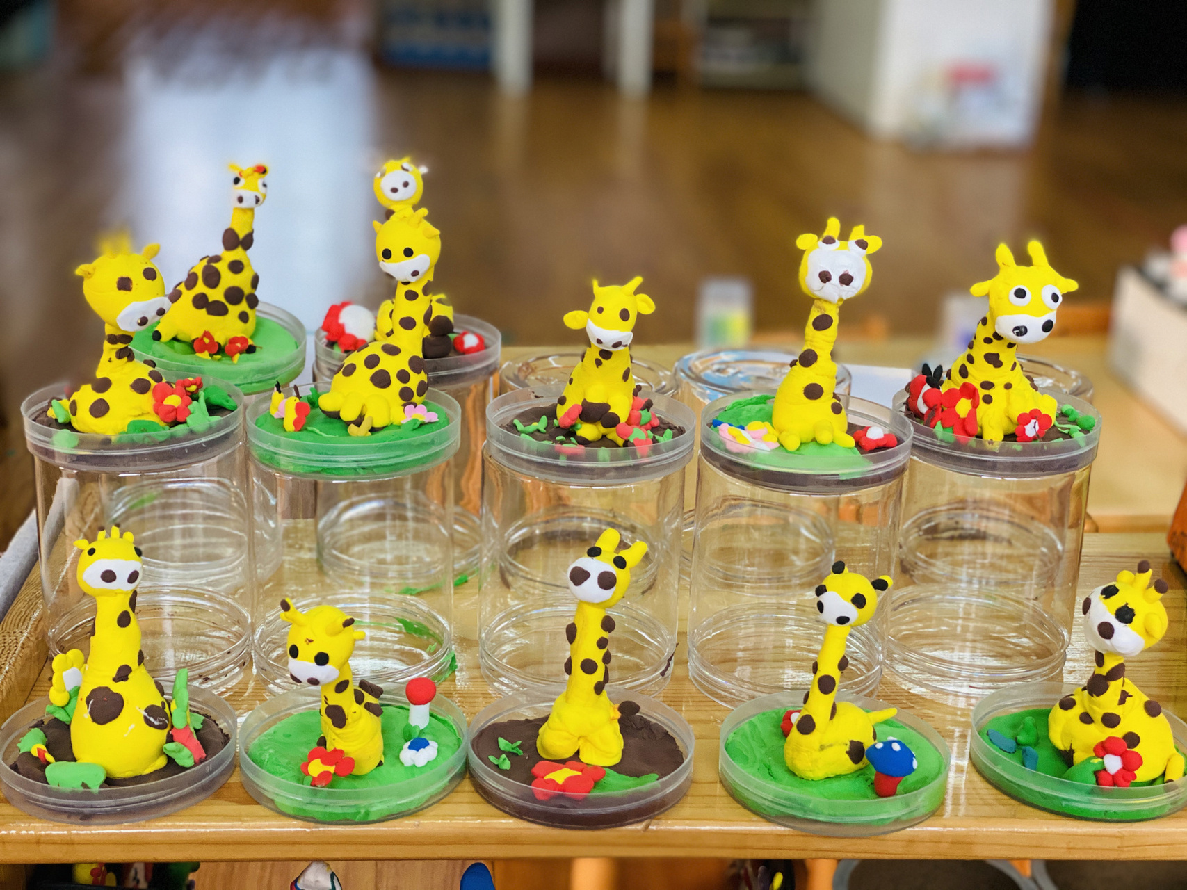 幼儿园手工 超轻粘土长颈鹿00 丑萌丑萌的长颈鹿出来啦～ 在瓶子里