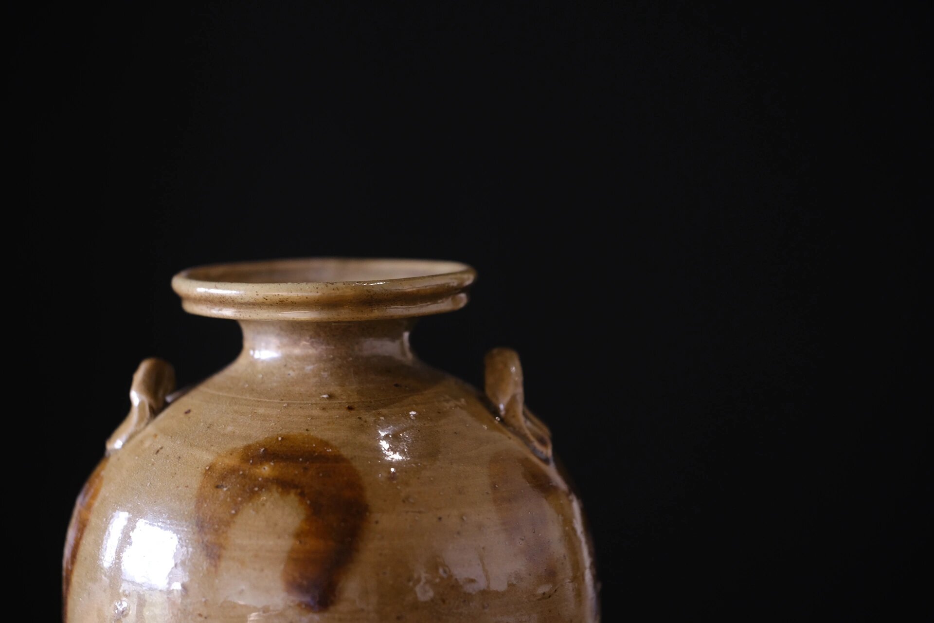 古器物鉴赏08|唐代宣州窑青釉双系盘囗壶 名称:唐代宣州窑青釉点褐彩