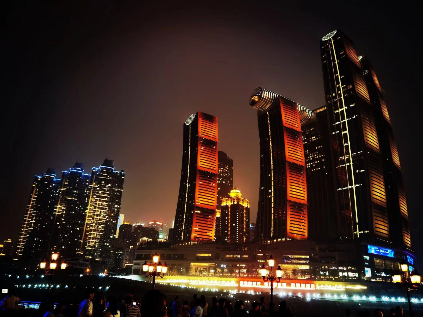 朝天门有一座令人瞩目的摩天大楼——来福士中心,它是重庆的新地标之