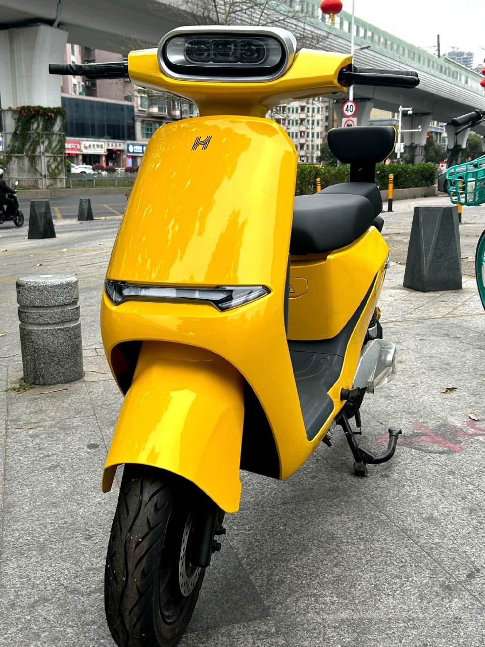 哈罗智能电动车a80,悬浮式仪表盘,手机充电,汽车led透镜大灯,液压阻尼