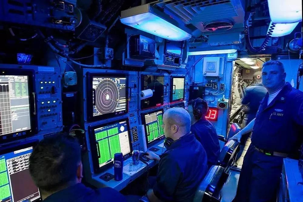 前3图是美国海军尼米兹航母指挥室的图片