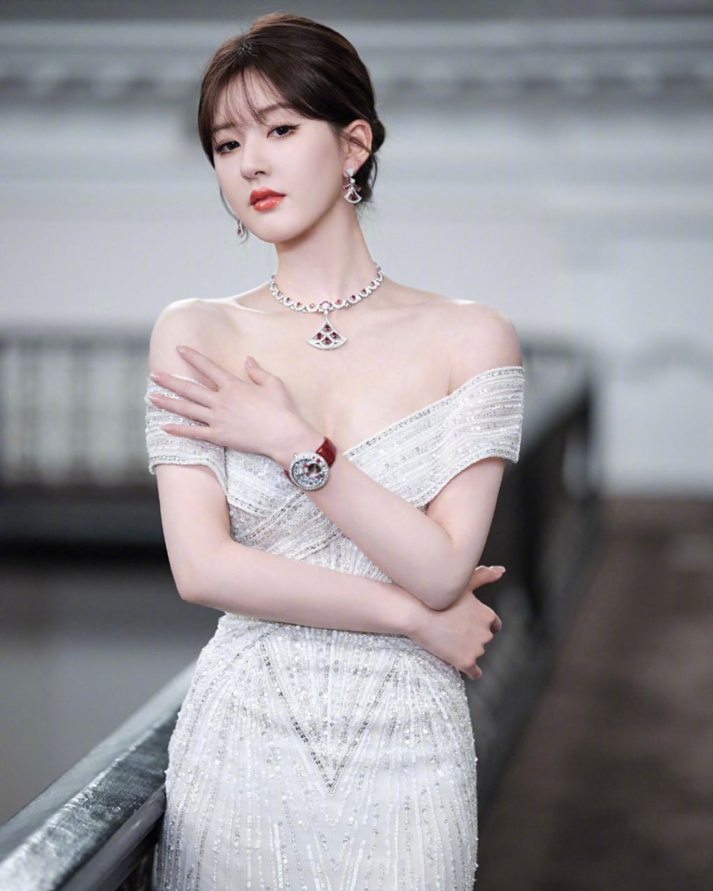 赵露思 亮相今日上海品牌活动,一身白色亮片抹胸礼服裙典雅大气又