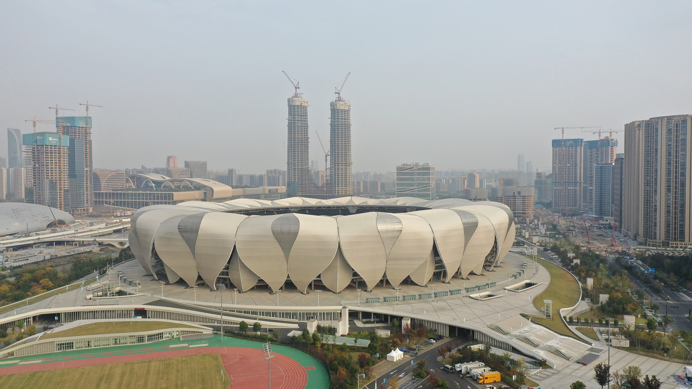 航拍杭州奥体中心"莲花碗"和"小莲花" 这里是杭州钱塘江南岸的滨江