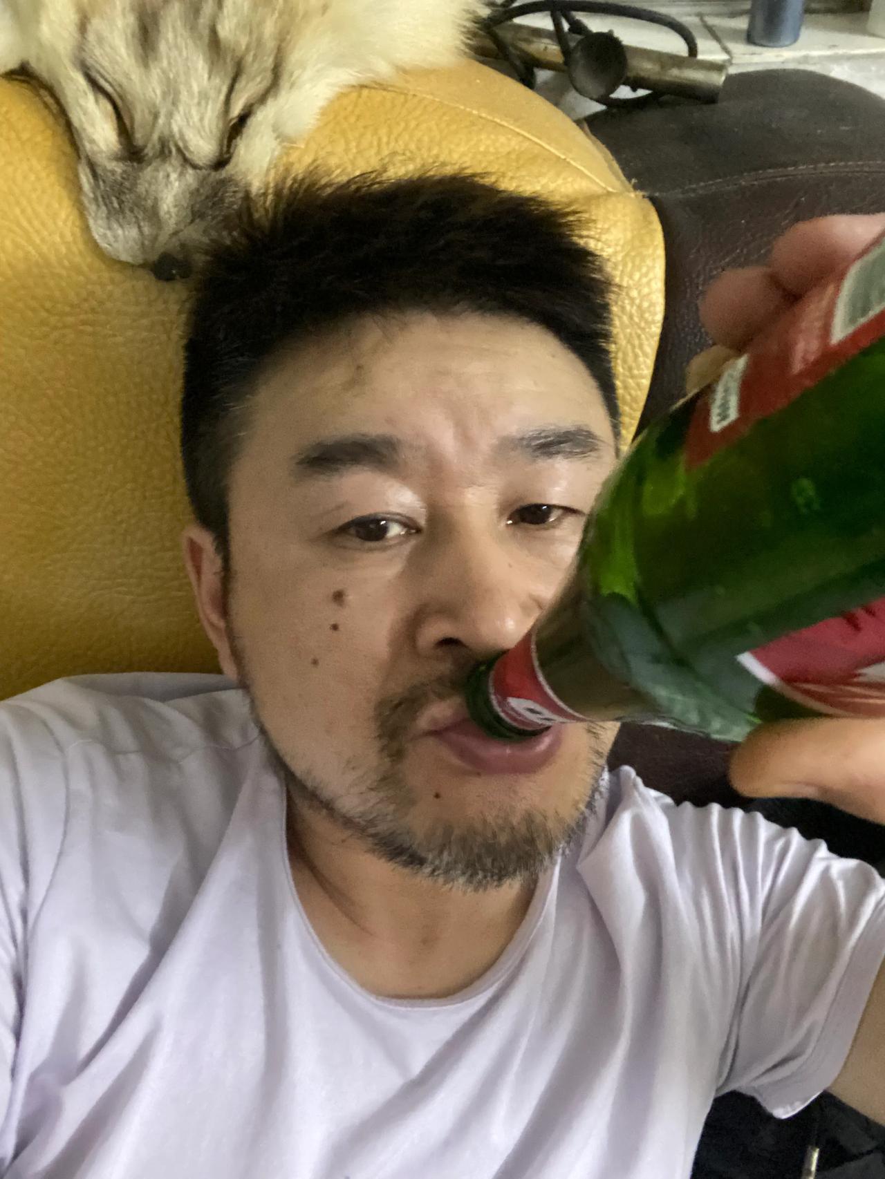 服装厂现在是旺季,每天都在加班