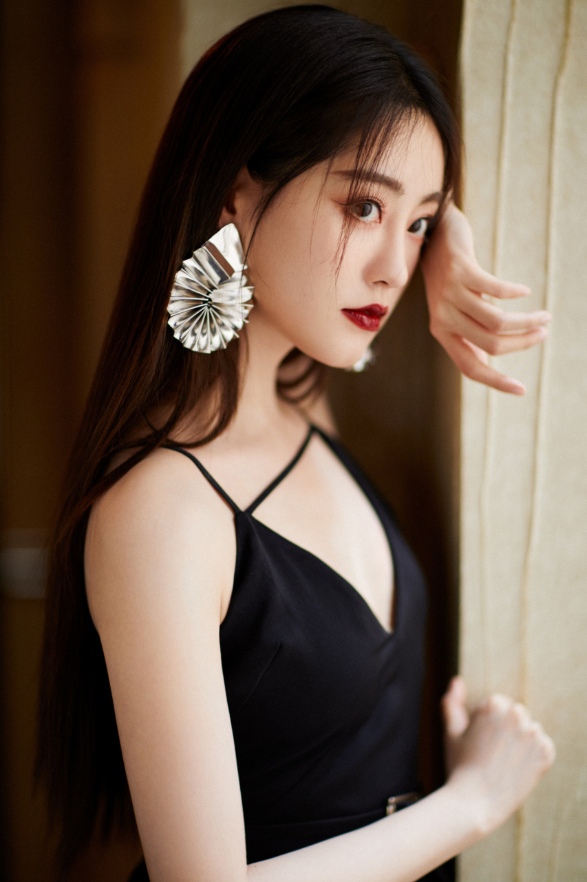 祝绪丹红唇黑色吊带裙写真壁纸