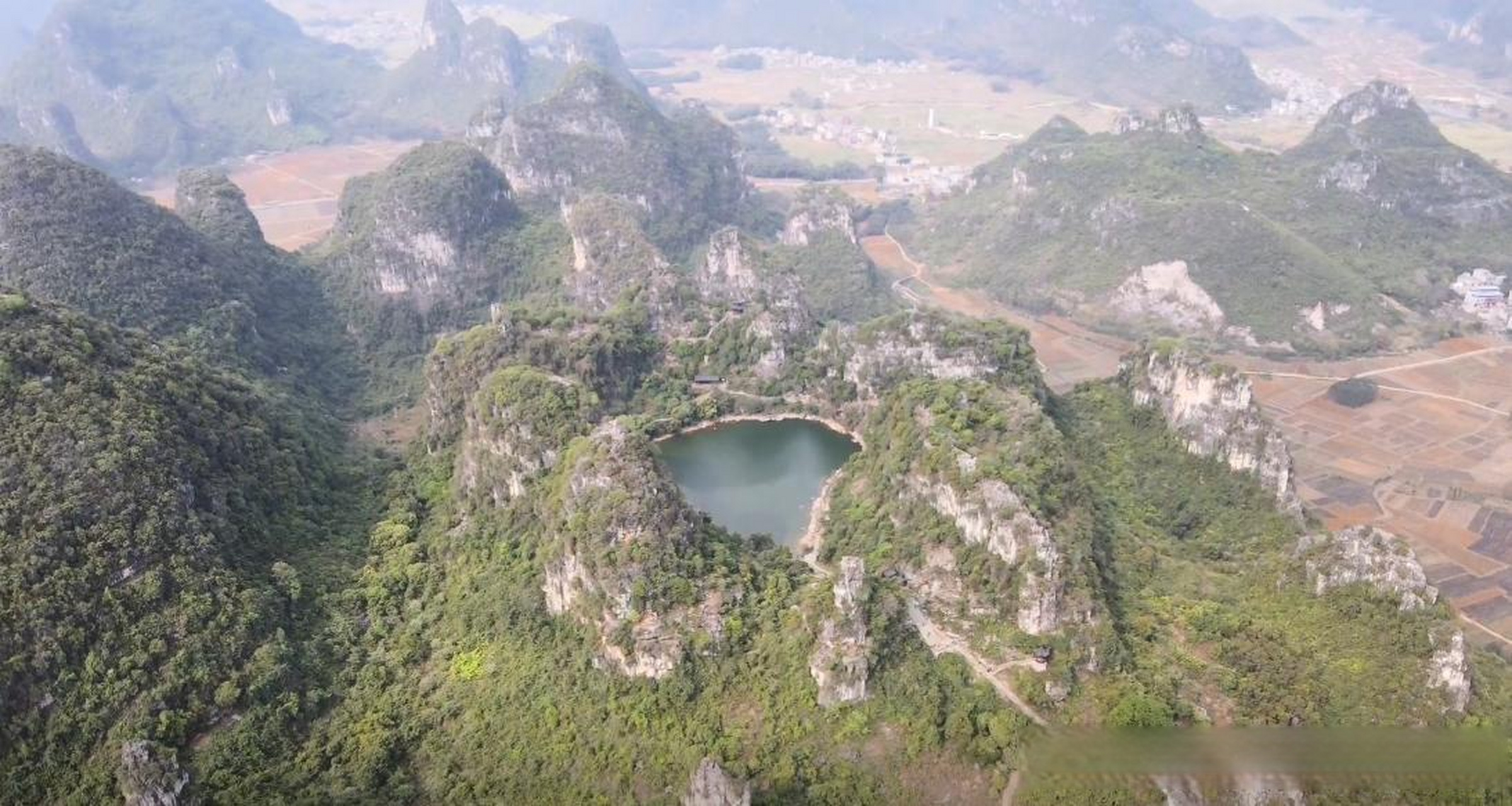 位于武宣县马步乡官禄村八仙山上的八仙天池高出地面68米,被八座山峰