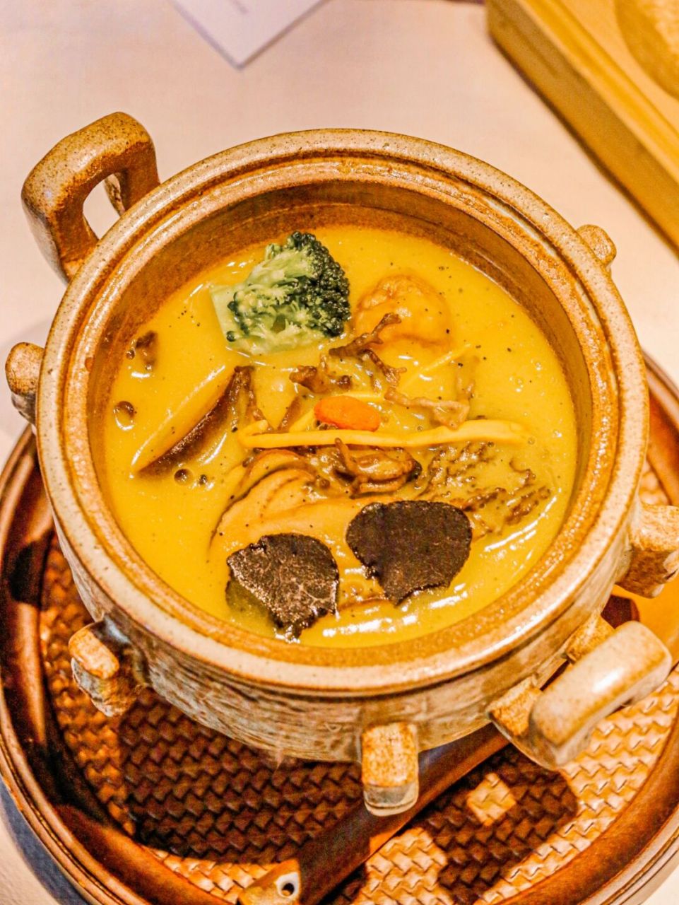 96 "叶叶菩提"开在法云安缦酒店内,是一家高端的素食餐厅,店里环境
