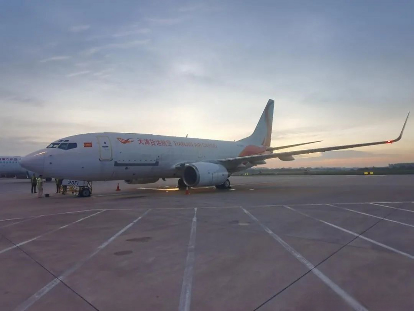 7月4日,由天津货运航空承运的京东物流全货机满载着货物从苏南硕放