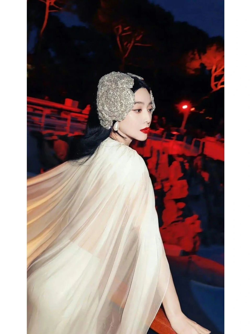 才发现范冰冰和迪士尼美人鱼饰演者撞发饰了 #范冰冰# #范冰冰造型