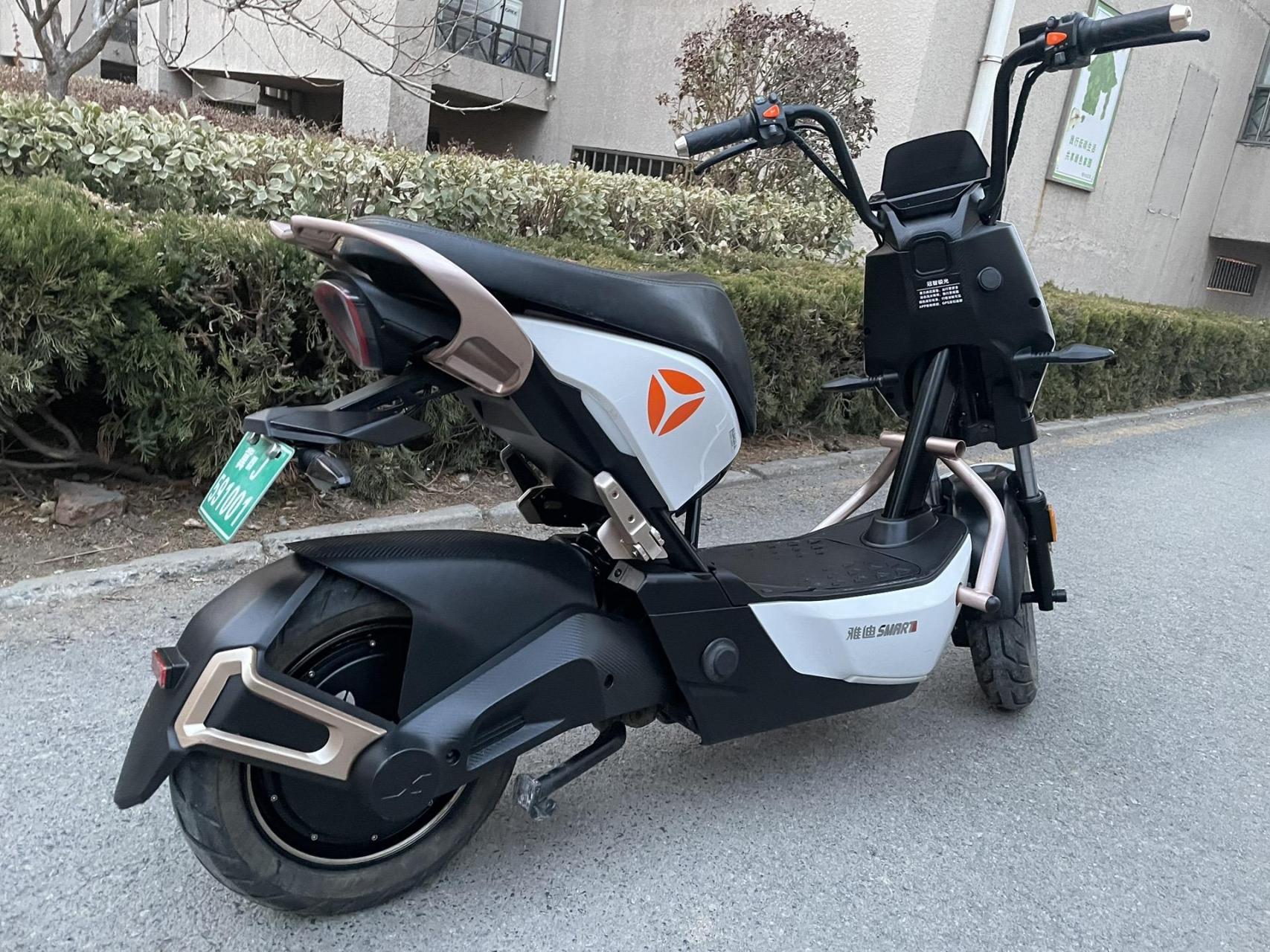 雅迪冠智极光 电动车电摩