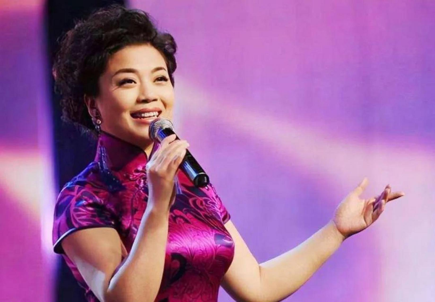 继歌唱家张也的《走进新时代》之后,殷秀梅近期推出了新歌《迈步新