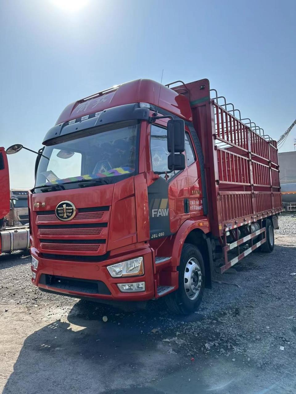 8米高栏载货车,国六b排放,6缸260马力发动机,一汽变速箱,两座平地板