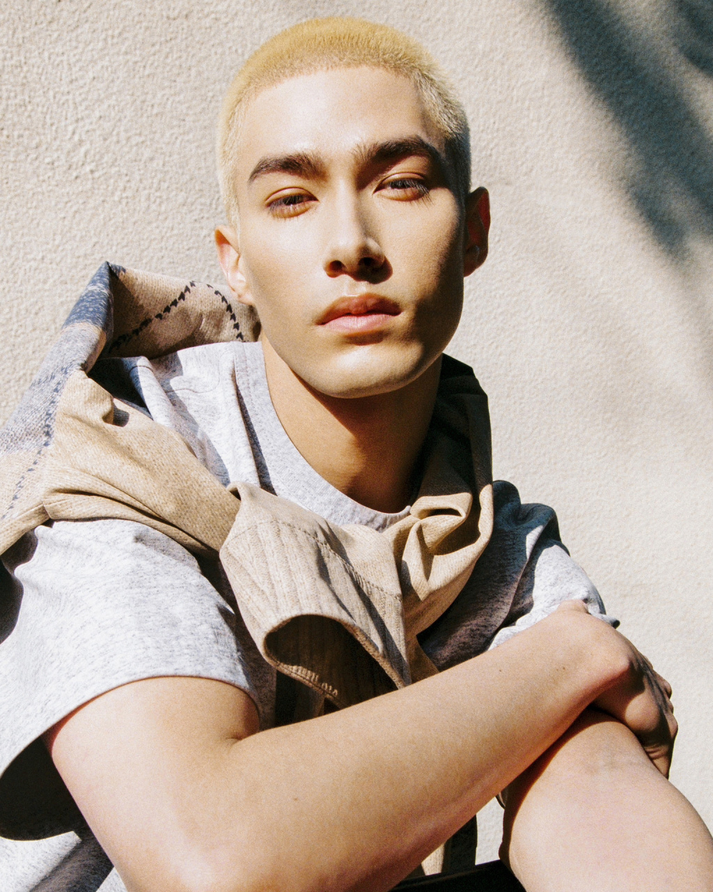 米卡7015bottega veneta 金色寸头,深邃眉眼…男模 即视感!