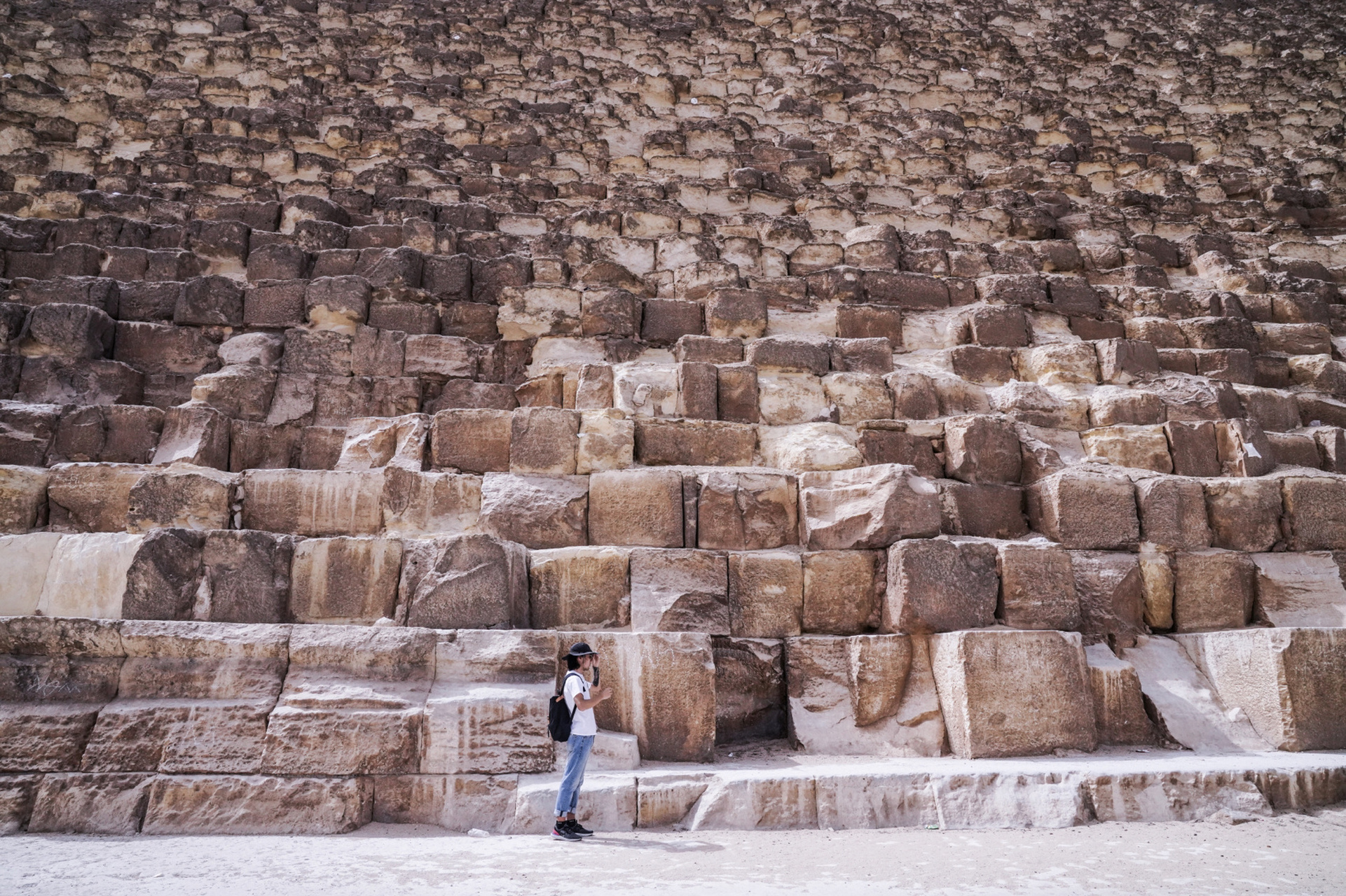 来感受一下埃及金字塔到底有多大!