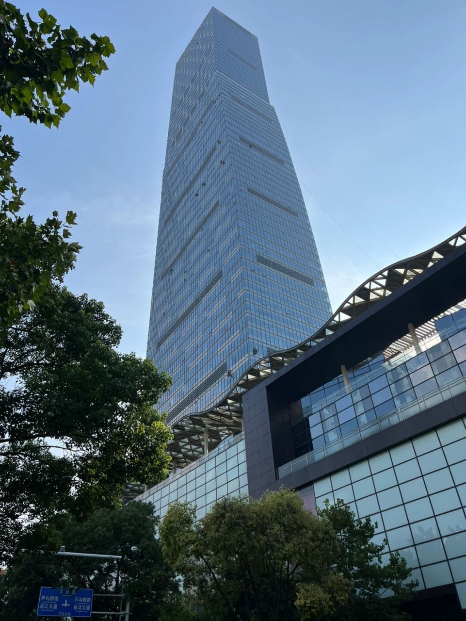 即将投入使用的武汉企业天地a1写字楼 高376m的武汉新天地项目配套商